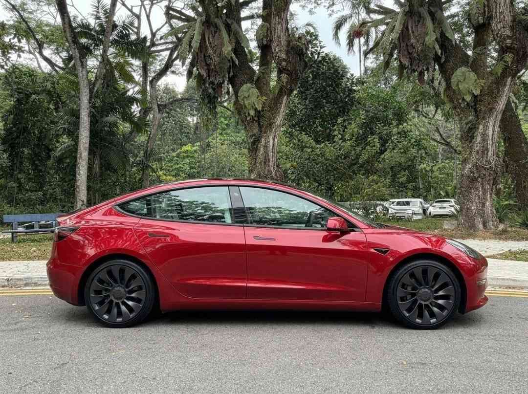 Tesla Model 3 Electric Performance (A) (Category: Used Cars) located in Singapore. Submitted by carousellcars (Listing ID 1465409350, Image 3). Description: We pride ourselves on offering some of the most competitive deals in the market, ensuring that you can make informed decisions with complete confidence. Every step of the purchasing process is handled with professionalism reflecting our commitment to building long-term trust. Features: Full S