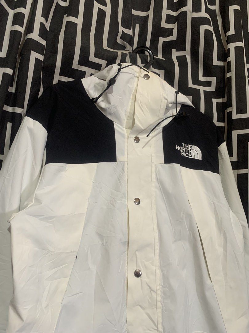 The North Face Windbreaker (Category: Activewear) located in Manila. Submitted by bibiies2.0xghettothrift (Listing ID 1465463149, Image 2). Description: Mine 1500 Details W23 L29 Large to XL brandnew condition loc. baclaran parañaque.
