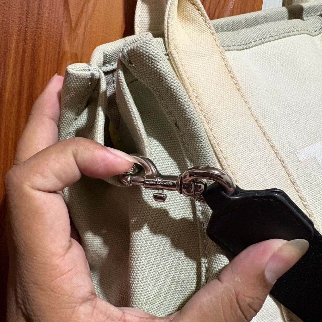The tote bag marc jacobs (Category: Luxury Bags & Wallets) located in Alburquerque. Submitted by abj_thriftshop (Listing ID 1465501323, Image 3). Description: linis lang kunti fresh from ukay source excellent matibay ykk zip.