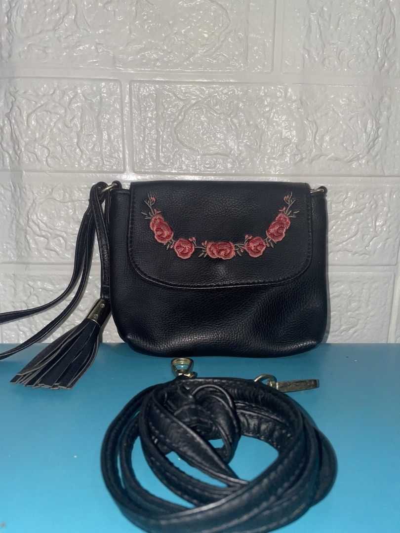 Tiny sling bag (Category: Cross-body Bags) located in Manila. Submitted by xyluv (Listing ID 1465383294, Image 1). Description: Like new leather sling bag Perfect for any occassion Small Can fit your lipstick and small wallet.