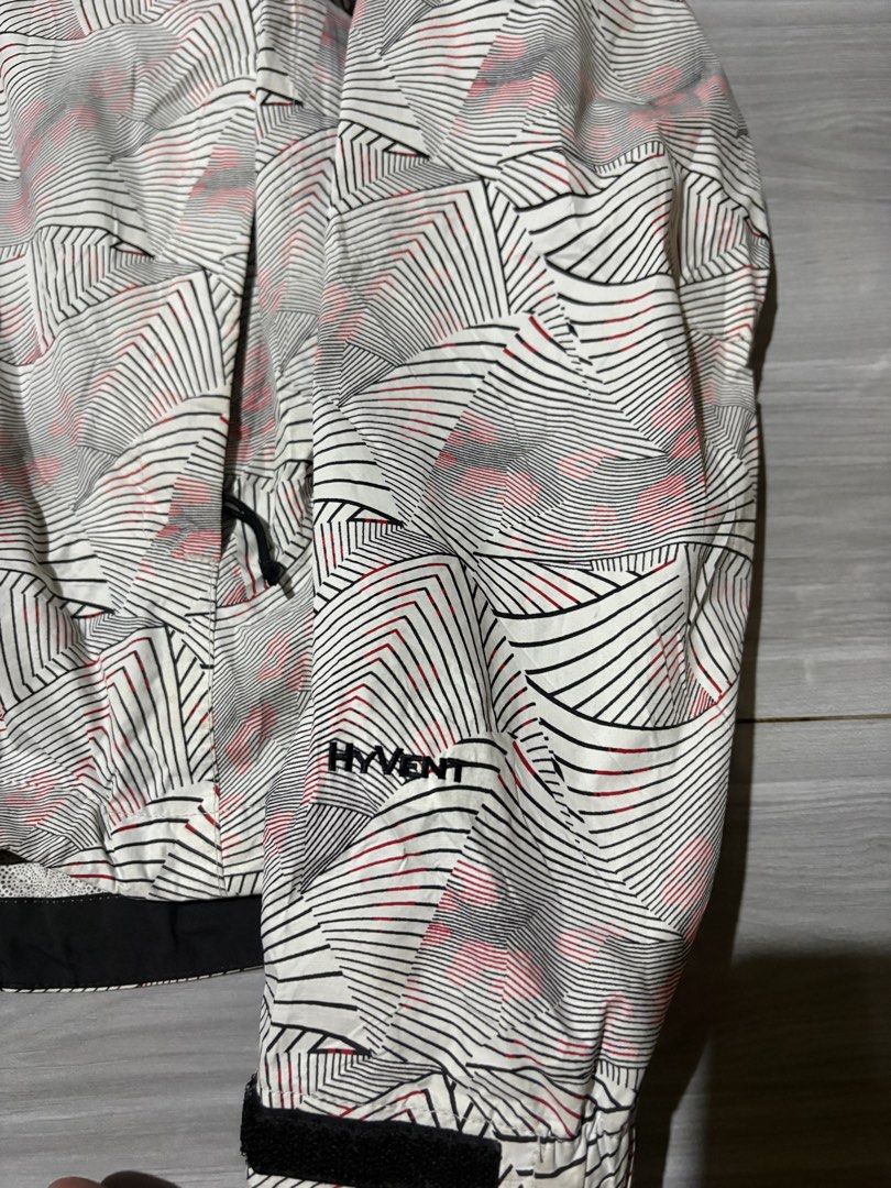 TNF WATERPROOF WOMENS HYVENT (Category: Coats, Jackets and Outerwear) located in Baliuag. Submitted by 2nd_deal (Listing ID 1465562479, Image 2). Description: TNF WATERPROOF 880 plus sf.