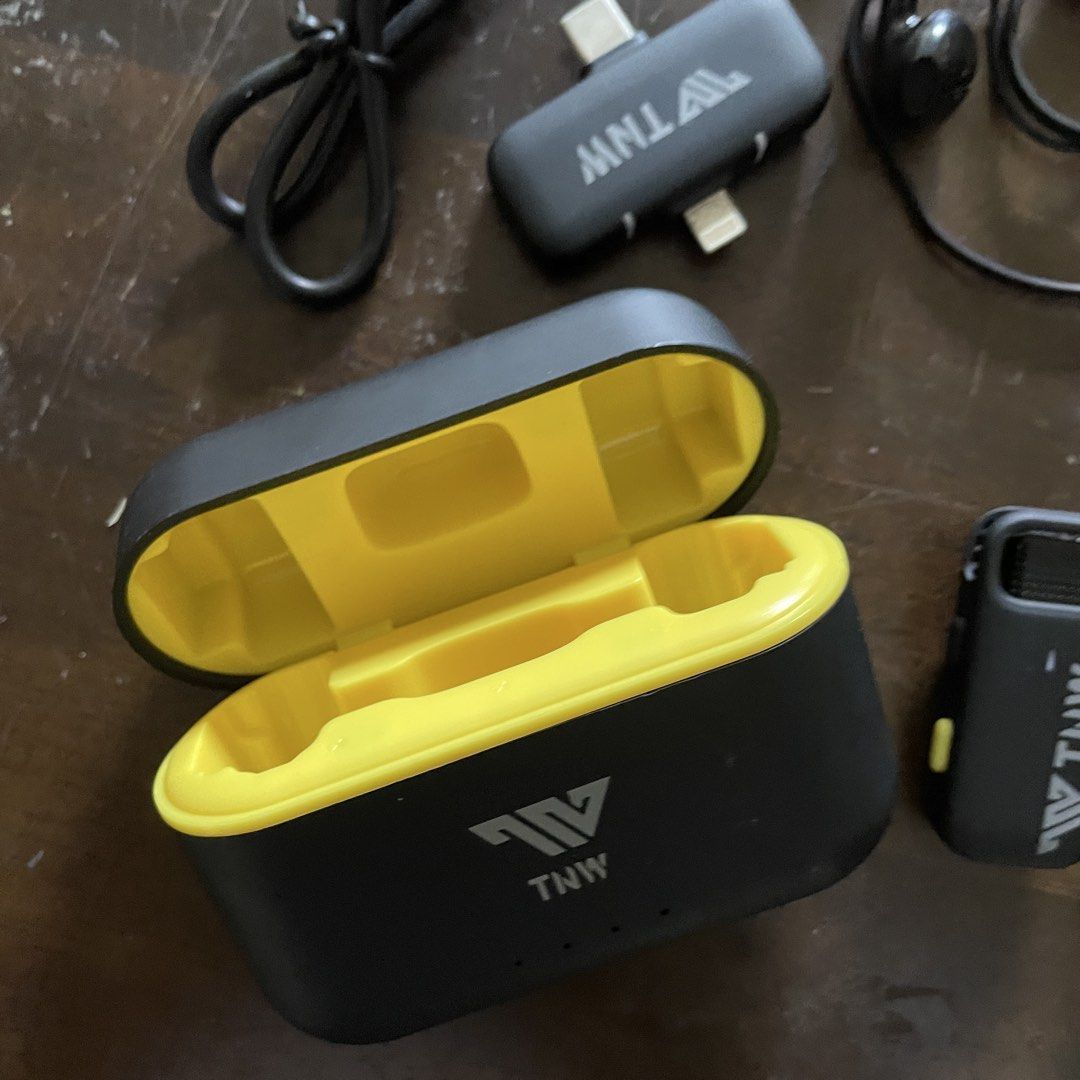TNW Mic Bluetooth for Type C and IOS (Category: Microphones) located in Rizal. Submitted by aly.preloved.items (Listing ID 1465418959, Image 2). Description: TNW Mic For type C and IOS 2 mica 2 mufflers 1 charging case 1 charging cord 1 earphones.