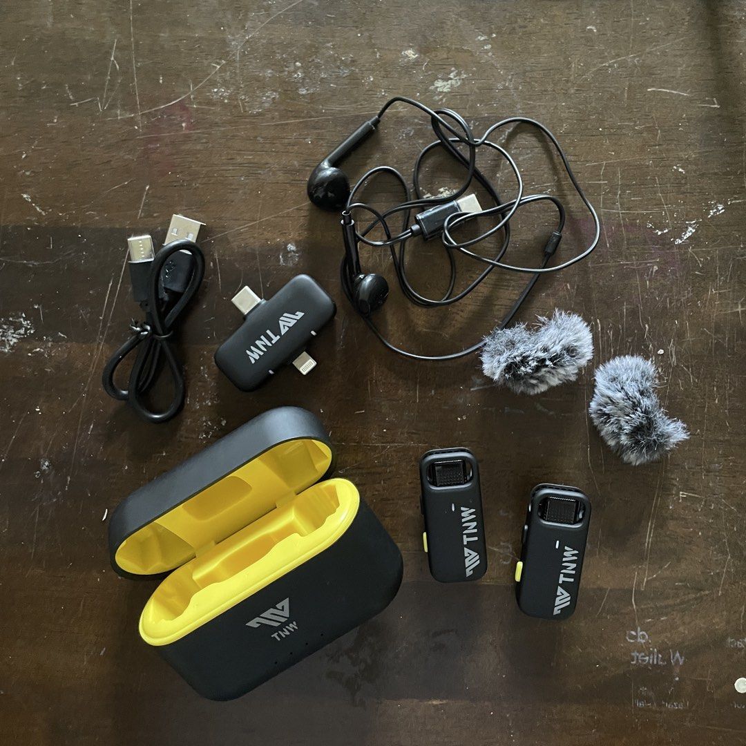 TNW Mic Bluetooth for Type C and IOS (Category: Microphones) located in Rizal. Submitted by aly.preloved.items (Listing ID 1465418959, Image 1). Description: TNW Mic For type C and IOS 2 mica 2 mufflers 1 charging case 1 charging cord 1 earphones.