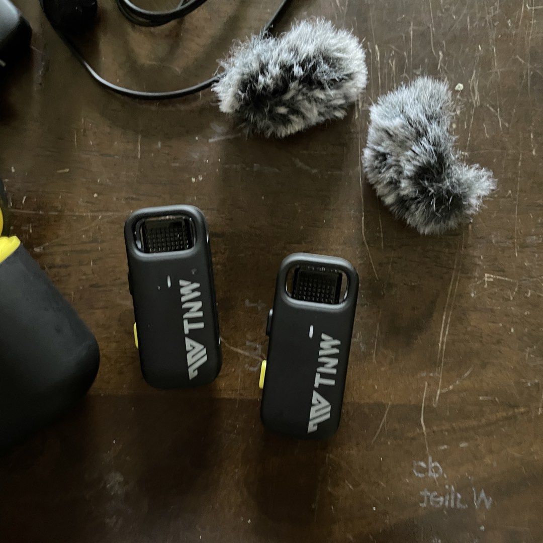 TNW Mic Bluetooth for Type C and IOS (Category: Microphones) located in Rizal. Submitted by aly.preloved.items (Listing ID 1465418959, Image 3). Description: TNW Mic For type C and IOS 2 mica 2 mufflers 1 charging case 1 charging cord 1 earphones.