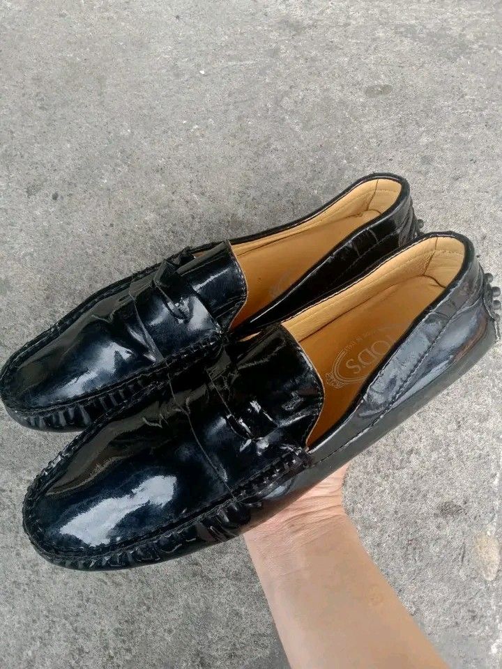 Tods black leather loafers (Category: Casual Shoes) located in Koronadal. Submitted by joeannmahi28609 (Listing ID 1465468797, Image 3). Description: tods black leather loafers mde in Italy size eur 41 for men only in goods condition ukay source sino bet nito gnda tods goods condition mine nyo na.