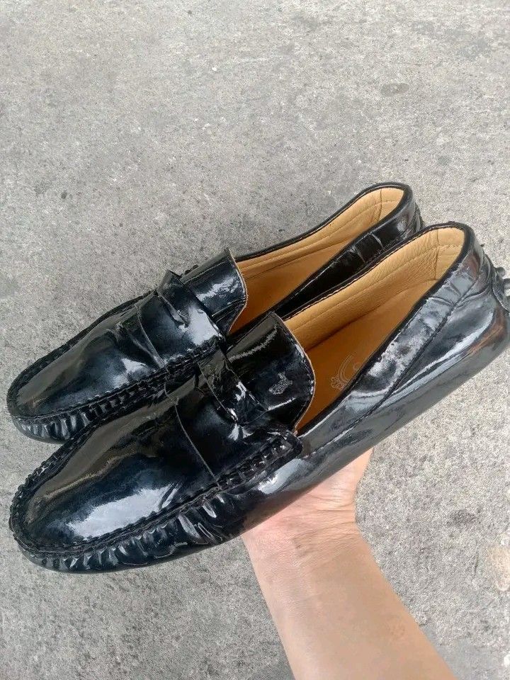 Tods black leather loafers (Category: Casual Shoes) located in Koronadal. Submitted by joeannmahi28609 (Listing ID 1465468797, Image 2). Description: tods black leather loafers mde in Italy size eur 41 for men only in goods condition ukay source sino bet nito gnda tods goods condition mine nyo na.