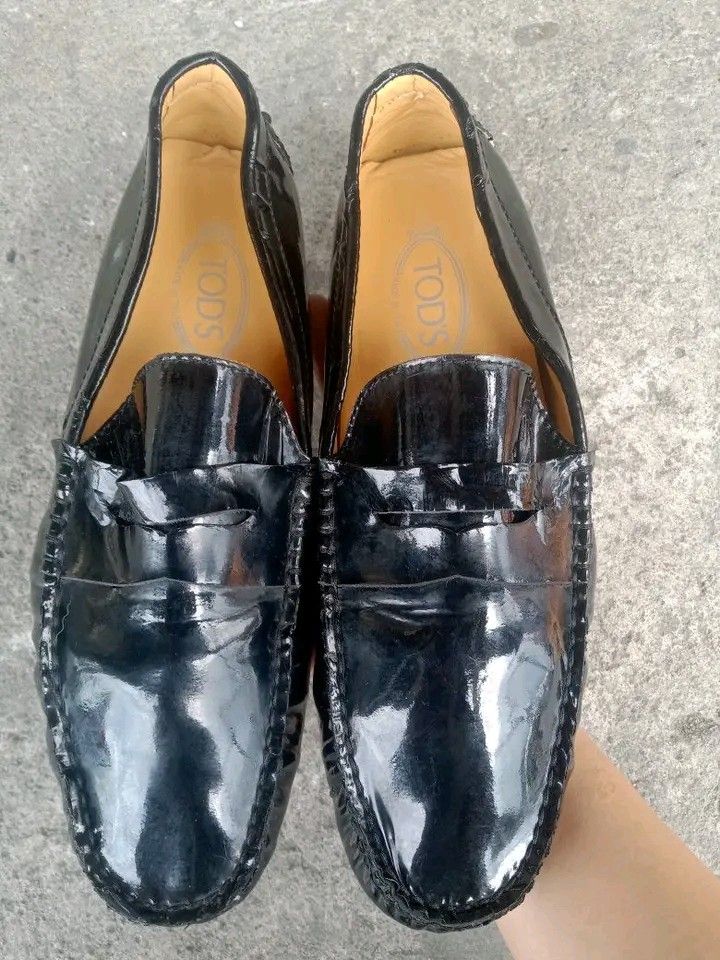 Tods black leather loafers (Category: Casual Shoes) located in Koronadal. Submitted by joeannmahi28609 (Listing ID 1465468797, Image 1). Description: tods black leather loafers mde in Italy size eur 41 for men only in goods condition ukay source sino bet nito gnda tods goods condition mine nyo na.