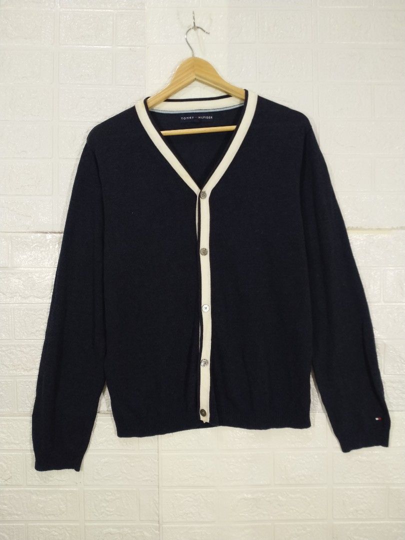 TOMMY HILFIGER CARDIGAN (Category: Coats, Jackets and Outerwear) located in Baguio. Submitted by dansteals (Listing ID 1465490988, Image 1). Description: 26 X 21 MEDIUM.