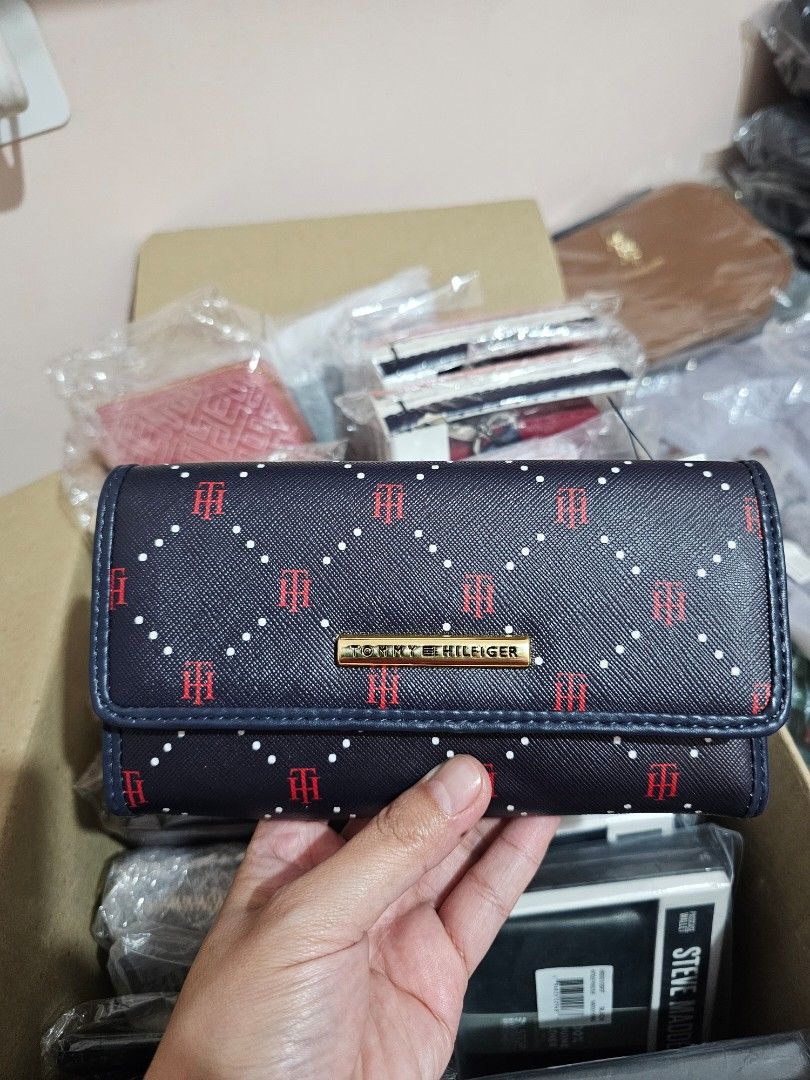 TOMMY HILFIGER Trifold Wallet (Category: Wallets & Card holders) located in Quezon City. Submitted by senyoramaria2 (Listing ID 1465561350, Image 1). Description: TOMMY HILFIGER Trifold Wallet With detachable card case #USpasabuy.