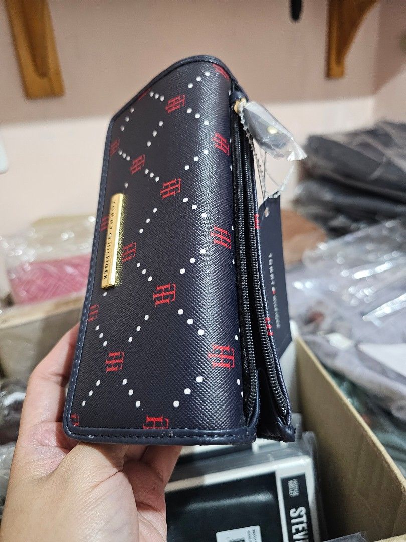 TOMMY HILFIGER Trifold Wallet (Category: Wallets & Card holders) located in Quezon City. Submitted by senyoramaria2 (Listing ID 1465561350, Image 3). Description: TOMMY HILFIGER Trifold Wallet With detachable card case #USpasabuy.