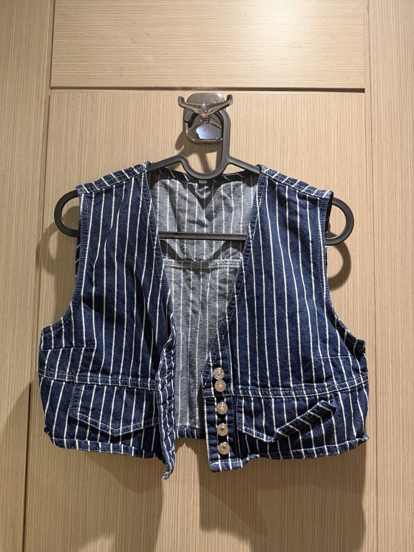 Tops (Category: Sleeveless) located in Manila. Submitted by ekathleeen (Listing ID 1465521171, Image 3). Description: Decluttering!! 👖👚 Size: S Used twice only 300 each Loc: Makati.