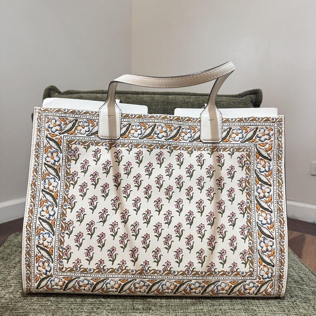 Tory Burch Leather Tote Bag (Category: Tote Bags) located in Quezon City. Submitted by yannahmaldia (Listing ID 1465446709, Image 2). Description: - 100% Authentic, bought in an outlet store in the US - barely used - can offer for a much lower price - Model: Ella Printer Leather Tote bag - really spacious bag!.