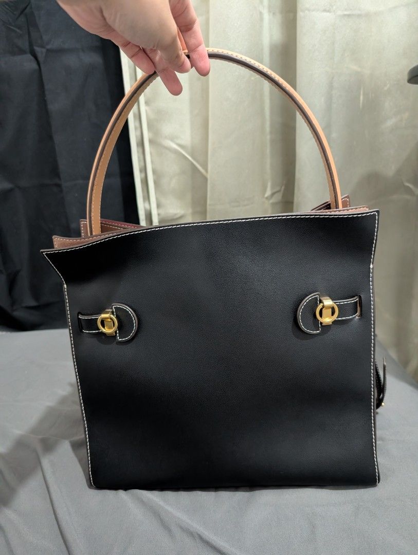 Tory Burch Lee Radziwill Double Bag (Category: Luxury Bags & Wallets) located in Makati City. Submitted by 0411diana (Listing ID 1465466975, Image 2). Description: Stunning Tory Burch Lee Radziwill Bag RFS: Too many bags, decluttering.