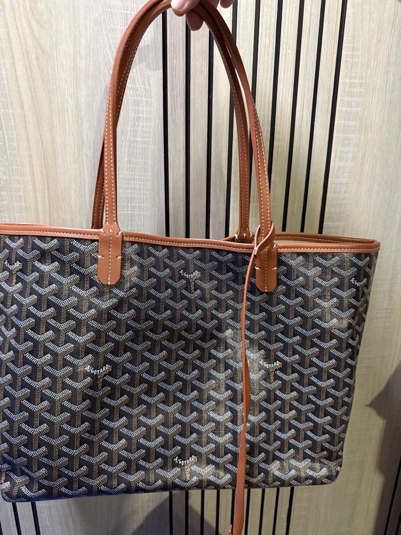 Tote Bag (Category: Luxury Bags & Wallets) located in Muntinlupa City. Submitted by avampaya (Listing ID 1465479848, Image 2). Description: Classic black and brown monogram canvas .