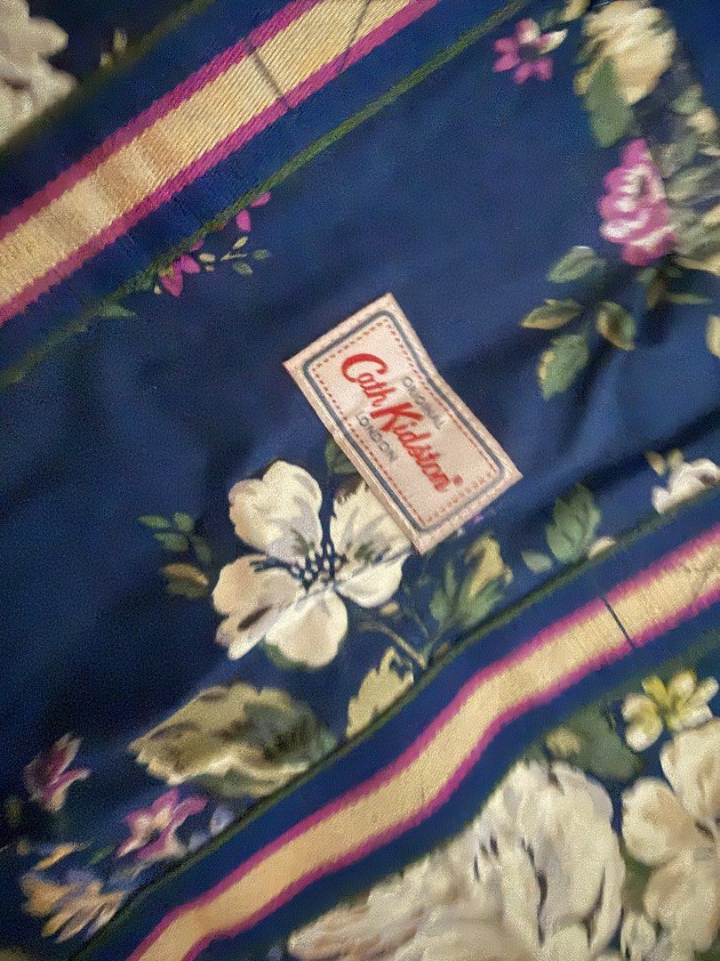 Travelling Bag Cath Kidston New (Category: Travel Essentials & Accessories) located in Calamba. Submitted by japanitems18 (Listing ID 1465443579, Image 3). Description: Cath Kidston W12.5” x L21 inches ✨ Two-way carrying option ✨ Spacious and practical ✨ Lightweight and easy to carry ✨ Easy to fold and store ✨ Great for travel, staycations, and everyday us New Condition 850 pesos only 📦Shipping Nationwide Available😍.