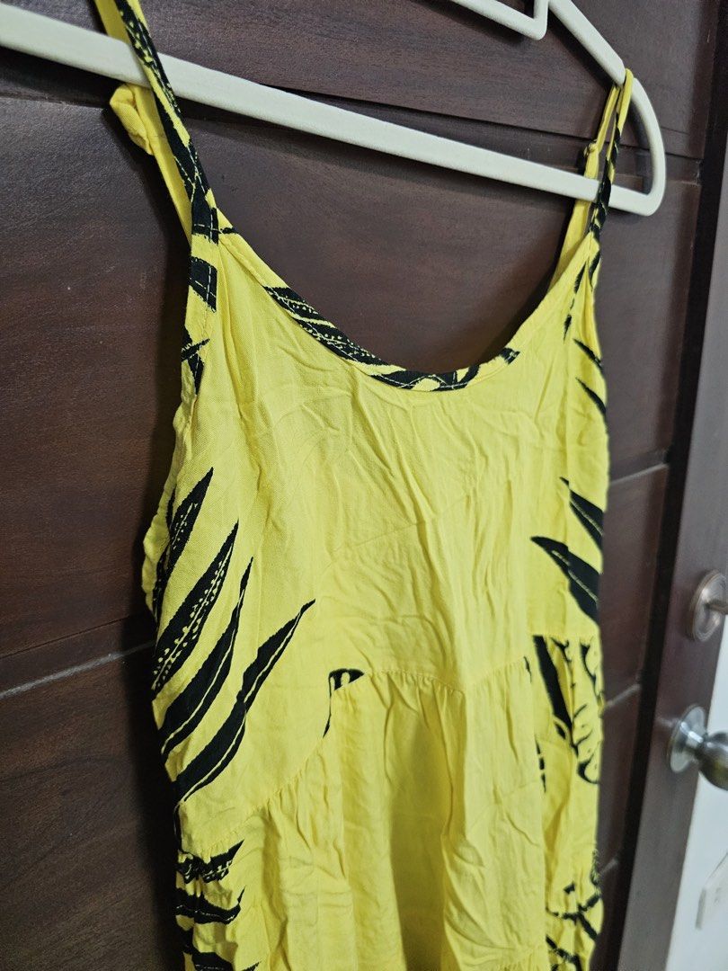Tropical print midi dress (Category: Dresses) located in Los Banos. Submitted by itsmecathey (Listing ID 1465551663, Image 1). Description: Can fit to S-M.