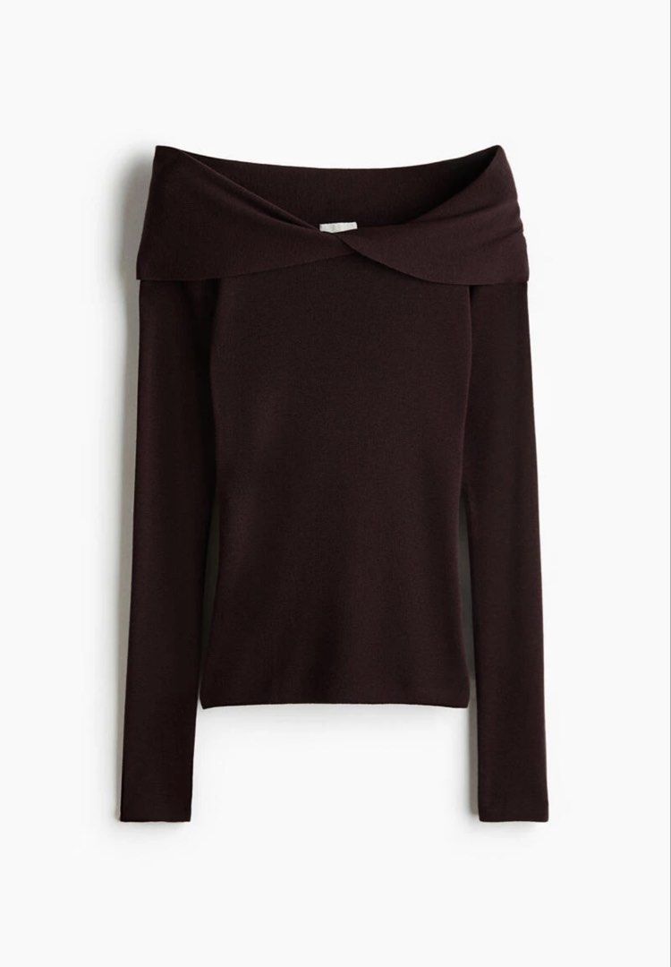 Twist Detail Off Shoulder Top (Category: Others Tops) located in San Pablo. Submitted by louiseeeej (Listing ID 1465481007, Image 1). Description: Worn once only; Good quality knit material Fits M to L.