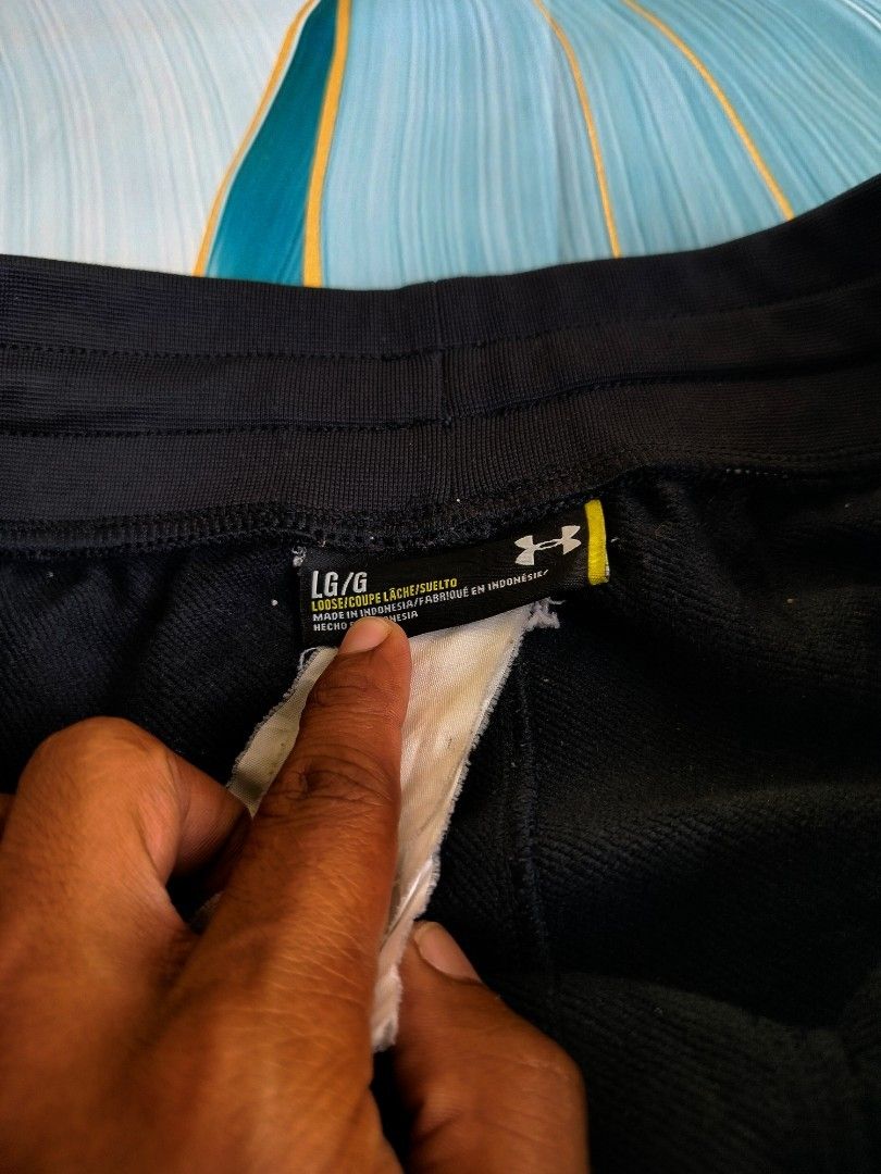 Under Armour Black Athletic Shorts Size Large (Category: Shorts) located in Manila. Submitted by gerald_quinto (Listing ID 1465483130, Image 3). Description: - Brand: Under Armour - Color: Solid Black - Size: LG (Large) -Size 32-38 -Length 21 - Fit: Loose fit for maximum comfort - Features: Elastic waistband with adjustable drawstring and convenient front pockets - Condition: Excellent - Perfect for: Gym workouts, sports, or daily casual wear.