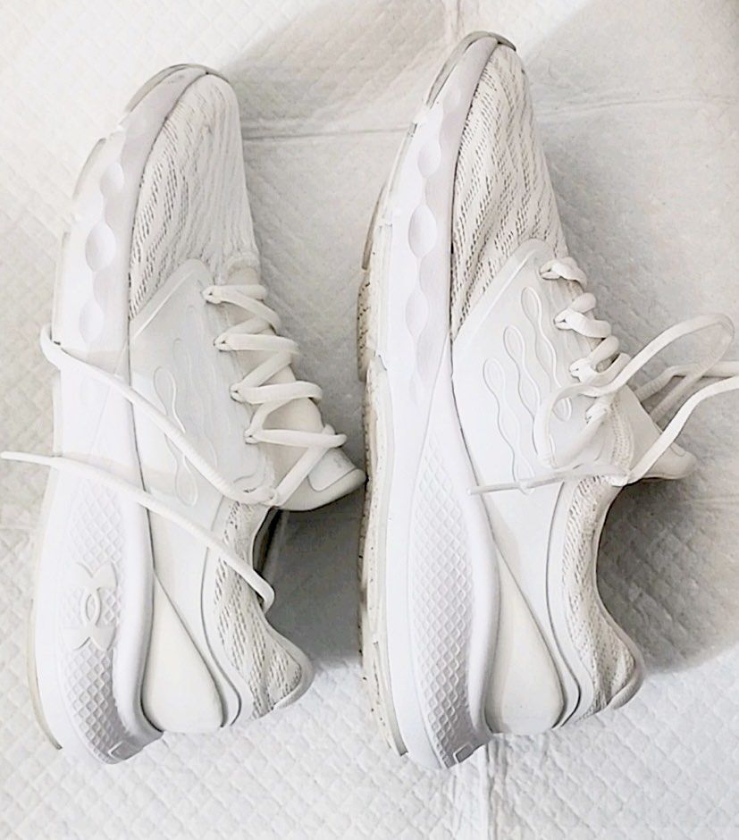 Under Armour Charged White Running Shoes (Category: Sneakers) located in Caloocan City. Submitted by cleverwater.ba6482 (Listing ID 1465451320, Image 2). Description: - Brand: Under Armour - Color: Clean all-white design, easily matches any outfit - Cushioning: Charged cushioning for superior comfort - Upper: Breathable mesh to keep feet cool - Sole: Textured sole for reliable grip and traction - Closure: Standard lace-up front - Ideal for: Runni