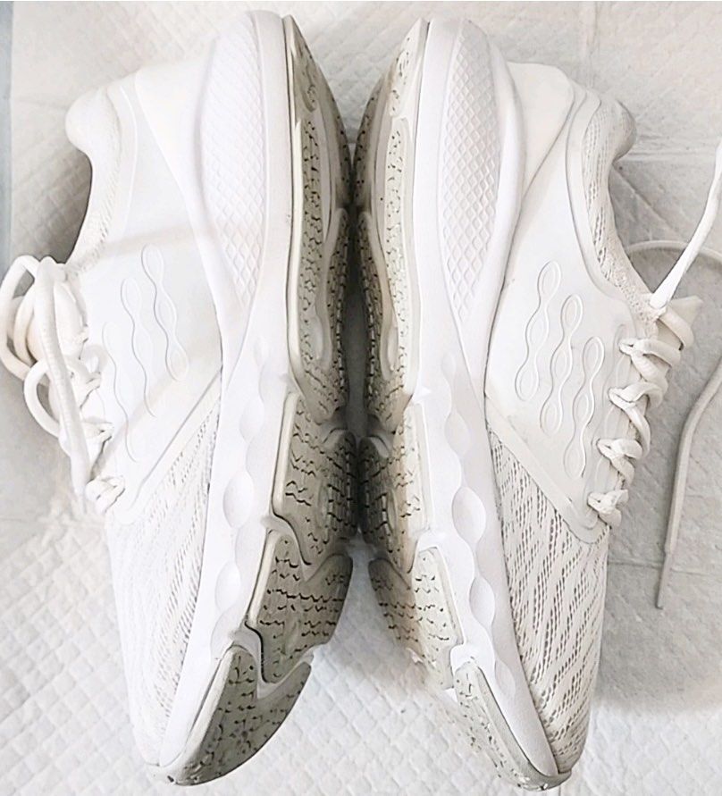 Under Armour Charged White Running Shoes (Category: Sneakers) located in Caloocan City. Submitted by cleverwater.ba6482 (Listing ID 1465451320, Image 3). Description: - Brand: Under Armour - Color: Clean all-white design, easily matches any outfit - Cushioning: Charged cushioning for superior comfort - Upper: Breathable mesh to keep feet cool - Sole: Textured sole for reliable grip and traction - Closure: Standard lace-up front - Ideal for: Runni