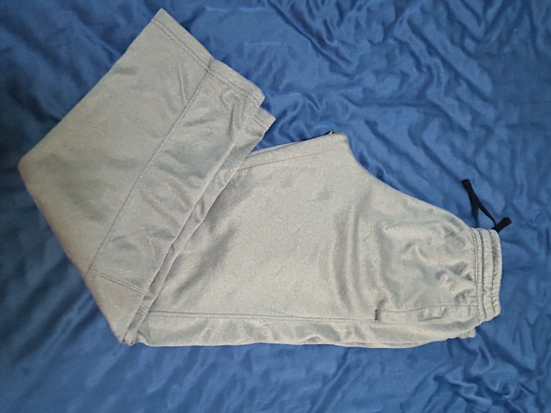 Under Armour ColdGear Grey Loose Sweatpants Size M (Category: Joggers) located in Bacoor. Submitted by luckynana_2026 (Listing ID 1465495201, Image 3). Description: Source: Own family closet / personal item — NOT thrifted / ukay-ukay. Well-taken care of and guaranteed clean! Brand: Authentic Under Armour (ColdGear Series) Size on Tag: Medium (Loose Fit) Color: Heather Grey Condition: Excellent used condition. Very comfortable, warm fleece lining 