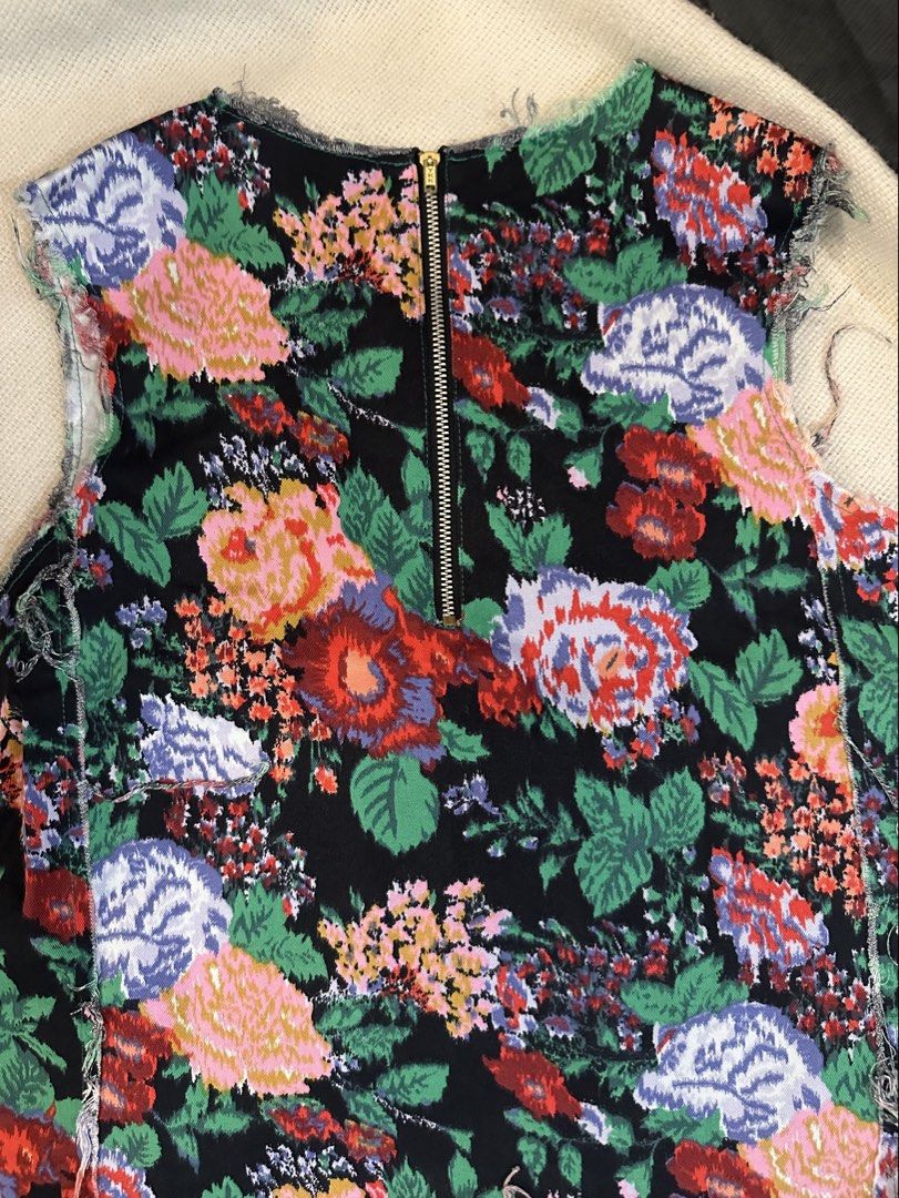 Unif0rm floral top (Category: Sleeveless) located in Quezon City. Submitted by tan__k (Listing ID 1465454217, Image 2). Description: Size XS Used once No flaws .