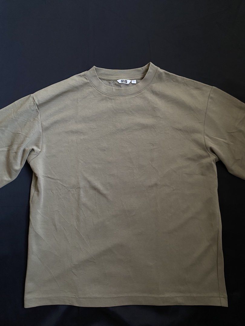 Uniqlo airsm (Category: Tshirts & Polo Shirts ) located in Manila. Submitted by 2mclo (Listing ID 1465490748, Image 2). Description: Uniq Airsm ( olive green ) Width: 22 length: 26 Color rate: 10/10 Condition: 10/10 Issue: n/a Washed & ready to wear .