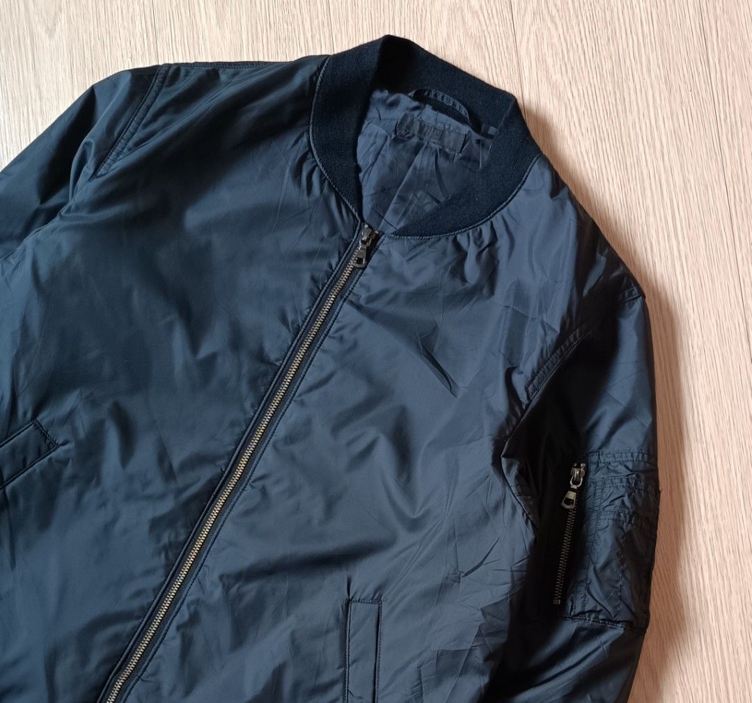 UNIQLO BLACK BOMBER JACKET (Category: Coats, Jackets and Outerwear) located in Cavite. Submitted by marcuz.lifestyle (Listing ID 1465419019, Image 3). Description: WIDTH:22.5 LENGTH:27 EXCELLENT CONDITION NO ISSUE COLOR RATE:9.8/10 MOP:GCASH DELIVERY COURIER:JNT LOCATION:IMUS CAVITE.