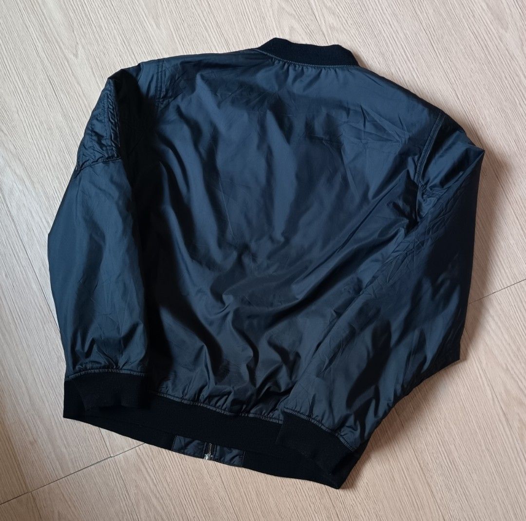 UNIQLO BLACK BOMBER JACKET (Category: Coats, Jackets and Outerwear) located in Cavite. Submitted by marcuz.lifestyle (Listing ID 1465419019, Image 2). Description: WIDTH:22.5 LENGTH:27 EXCELLENT CONDITION NO ISSUE COLOR RATE:9.8/10 MOP:GCASH DELIVERY COURIER:JNT LOCATION:IMUS CAVITE.