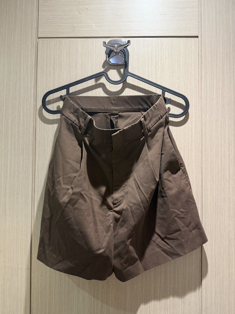 Uniqlo Brown Tailored Shorts Size S (Category: Shorts) located in Manila. Submitted by ekathleeen (Listing ID 1465521976, Image 1). Description: Decluttering!! 👖👚 Size: S Used twice only Loc: Makati.