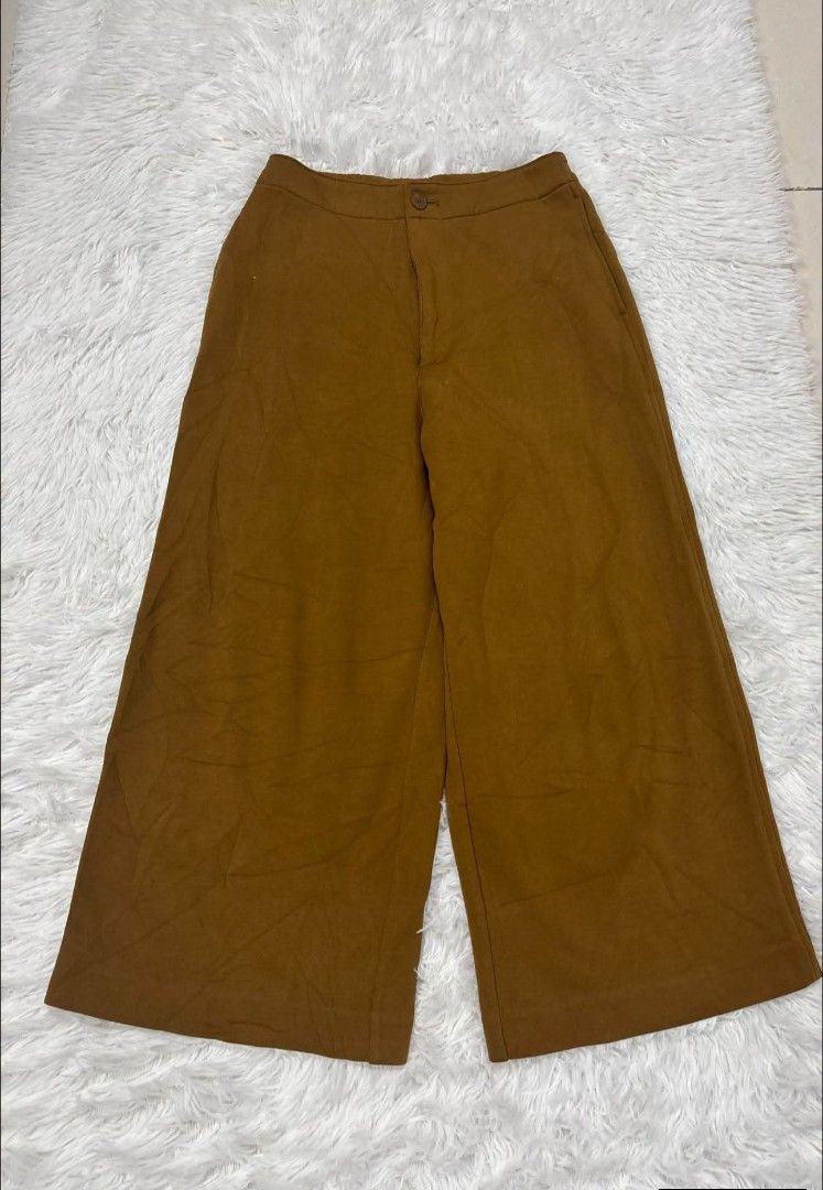 Uniqlo Brown Wide Leg Pants (Category: Jeans) located in Mabalacat. Submitted by cjpacleb (Listing ID 1465406044, Image 2). Description: Uniqlo Wide cropped jersey pants Small on tag Waist 26-28 Length 32 Excellent condition Pampanga pwede po VC for proof of Legitimacy Via J&T.