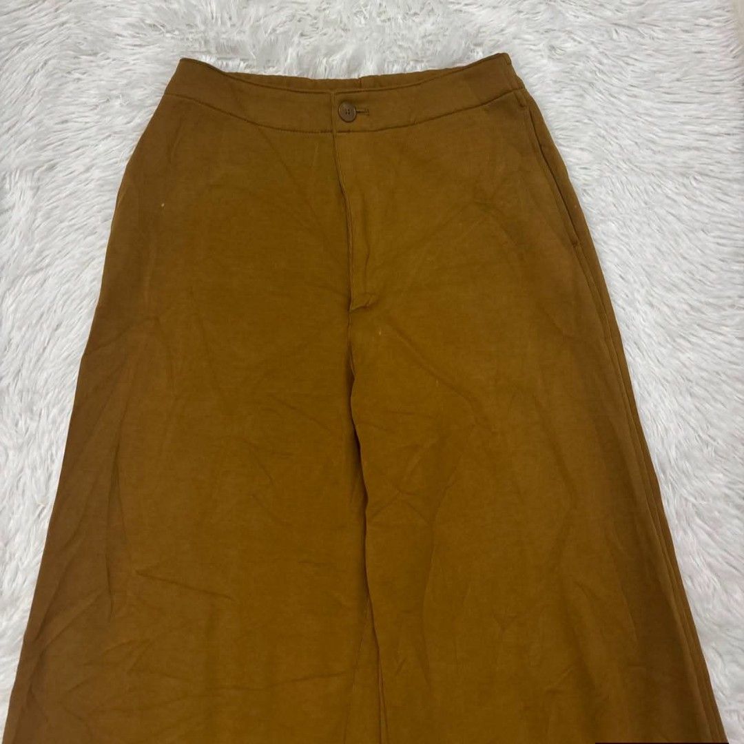 Uniqlo Brown Wide Leg Pants (Category: Jeans) located in Mabalacat. Submitted by cjpacleb (Listing ID 1465406044, Image 3). Description: Uniqlo Wide cropped jersey pants Small on tag Waist 26-28 Length 32 Excellent condition Pampanga pwede po VC for proof of Legitimacy Via J&T.