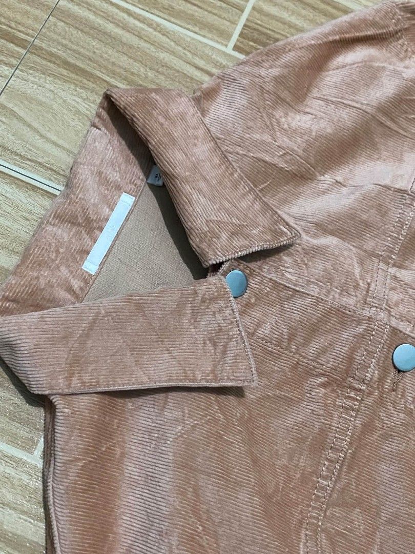 Uniqlo Corduroy (Category: Coats, Jackets and Outerwear) located in Bulacan. Submitted by supdoc (Listing ID 1465562037, Image 2). Description: 23 Width 23 Length Boxy Type.