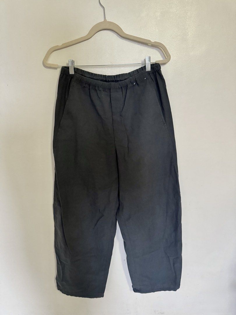 Uniqlo Easy Curved Pants (Category: Other Bottoms) located in Paranaque City. Submitted by closetanghelita (Listing ID 1465484771, Image 3). Description: Size Large cause I prefer an oversized fit Last photo for when worn For reference, I’m 5’7 with 25 waist and 35 hips RFS: not using it anymore Bought online for ₱2490.