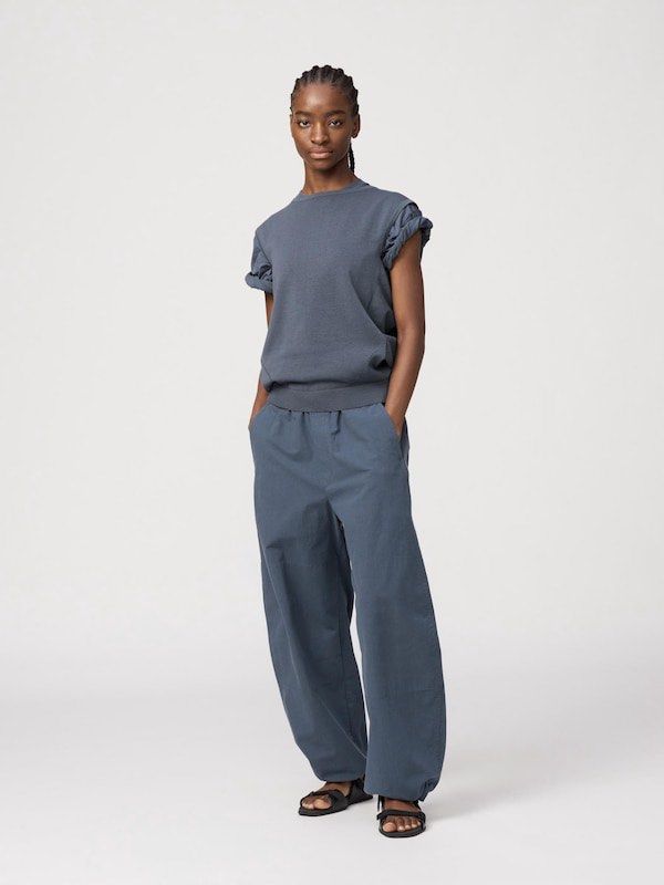 Uniqlo Easy Curved Pants (Category: Other Bottoms) located in Paranaque City. Submitted by closetanghelita (Listing ID 1465484771, Image 2). Description: Size Large cause I prefer an oversized fit Last photo for when worn For reference, I’m 5’7 with 25 waist and 35 hips RFS: not using it anymore Bought online for ₱2490.