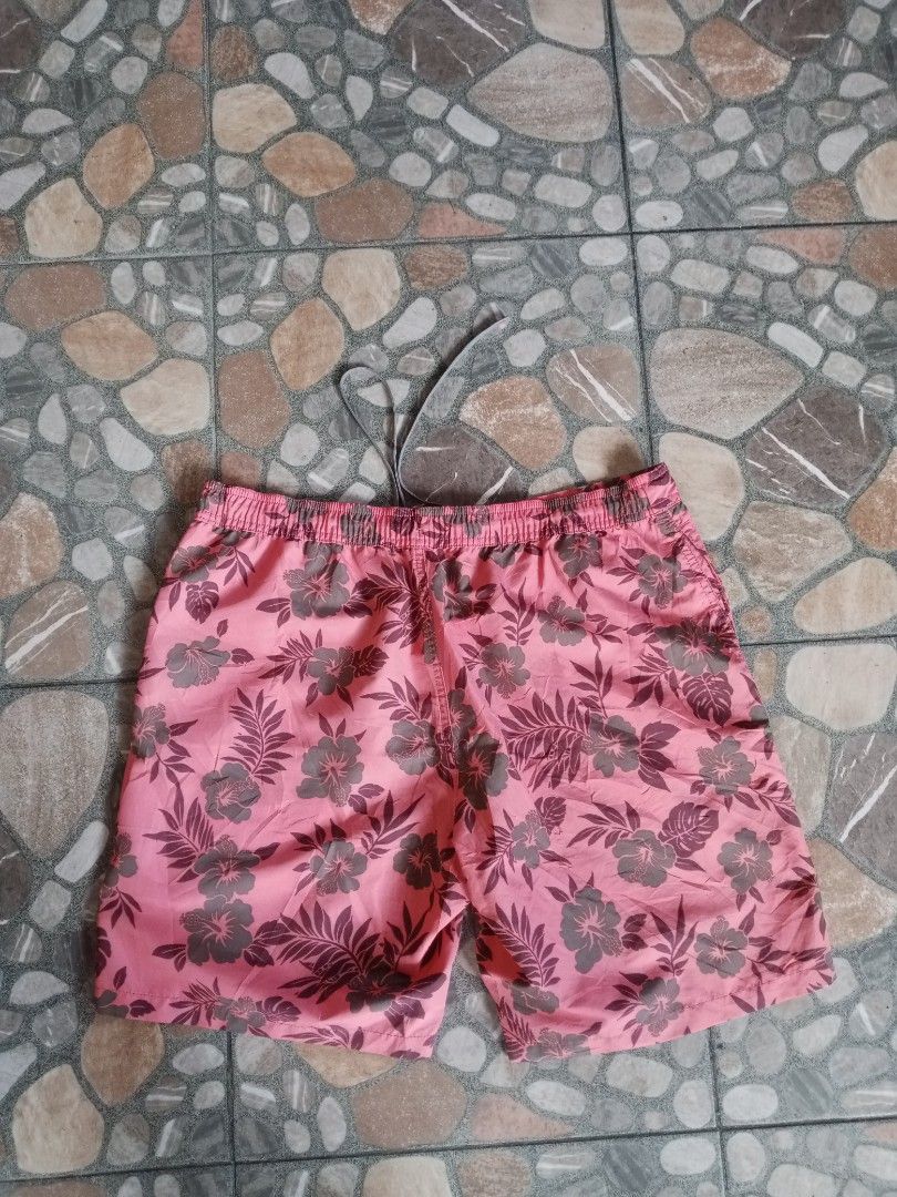 Uniqlo floral activewear short (Category: Activewear) located in Dasmarinas. Submitted by francoprancisco (Listing ID 1465445007, Image 3). Description: Uniqlo hibiscus activewear short Large on tag 34x18 dimes. quickdry/lightweight/drawstring waist adjuster. garterized waistline as new cond. 450 plus sfee.