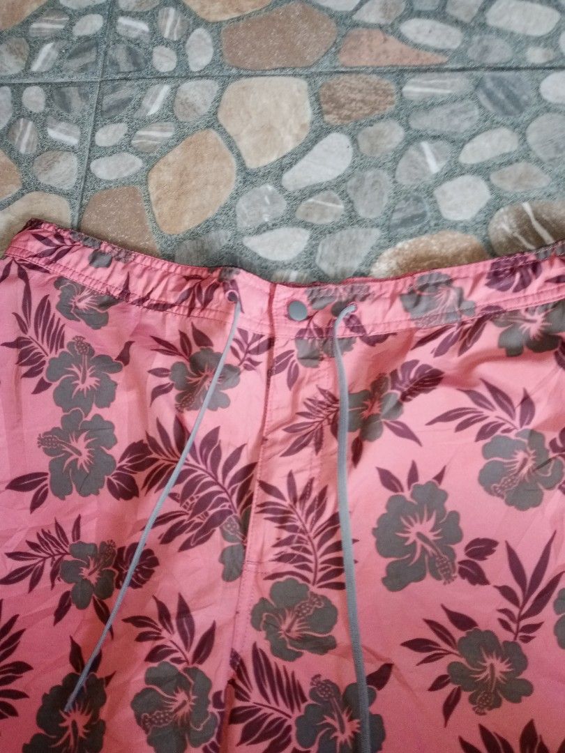 Uniqlo floral activewear short (Category: Activewear) located in Dasmarinas. Submitted by francoprancisco (Listing ID 1465445007, Image 2). Description: Uniqlo hibiscus activewear short Large on tag 34x18 dimes. quickdry/lightweight/drawstring waist adjuster. garterized waistline as new cond. 450 plus sfee.