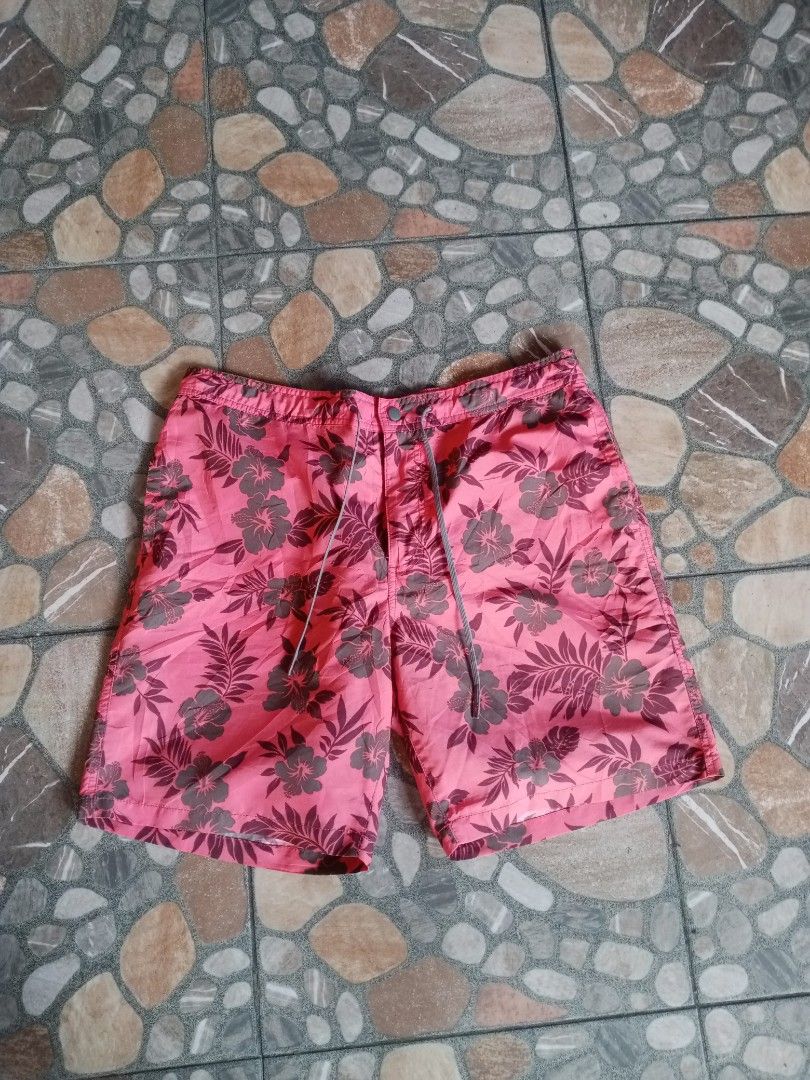 Uniqlo floral activewear short (Category: Activewear) located in Dasmarinas. Submitted by francoprancisco (Listing ID 1465445007, Image 1). Description: Uniqlo hibiscus activewear short Large on tag 34x18 dimes. quickdry/lightweight/drawstring waist adjuster. garterized waistline as new cond. 450 plus sfee.