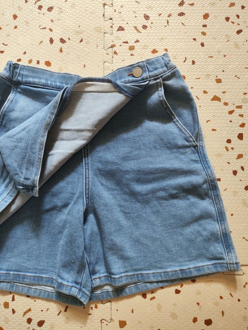 Uniqlo Maong Skorts (Category: Shorts) located in Taguig. Submitted by cleanupmomma (Listing ID 1465490902, Image 2). Description: Please take time to read ❤️ Original Size 160 no flaws fits 26-27 waistline wyiwyg.
