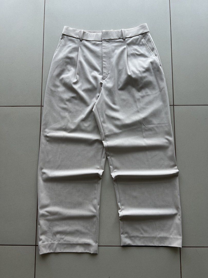 UNIQLO PLEATED WIDE PANTS (Category: Trousers) located in Manila. Submitted by scrimpy.co (Listing ID 1465393494, Image 1). Description: UNIQLO PLEATED WIDE PANTS Length: 40” | Waist: 31” | Hem: 10” Color rate & Condition: 9/10 Issues: light stain.