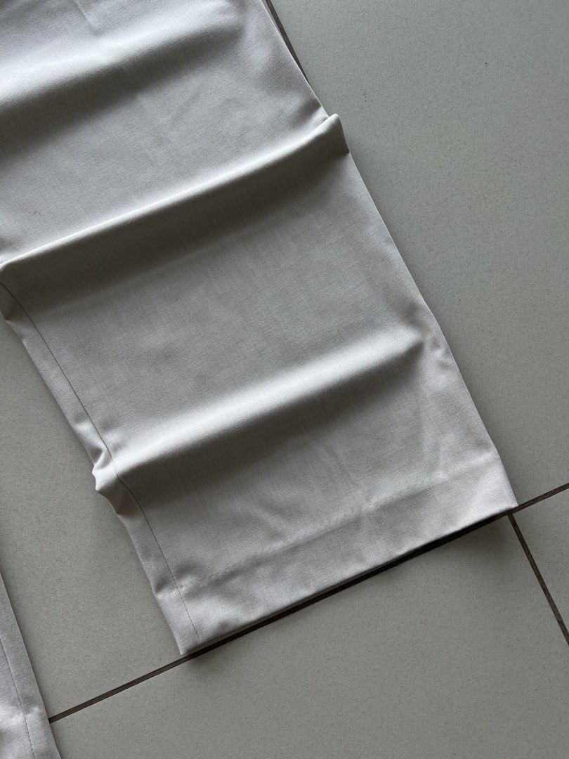UNIQLO PLEATED WIDE PANTS (Category: Trousers) located in Manila. Submitted by scrimpy.co (Listing ID 1465393494, Image 3). Description: UNIQLO PLEATED WIDE PANTS Length: 40” | Waist: 31” | Hem: 10” Color rate & Condition: 9/10 Issues: light stain.