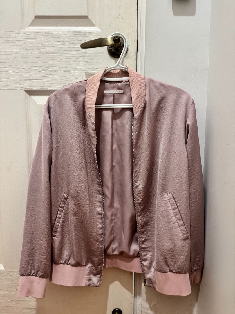 Uniqlo Soft Bomber Jacket | Pink | Size L (Category: Coats, Jackets and Outerwear) located in Makati City. Submitted by autumn.latte (Listing ID 1465514559, Image 1). Description: ♡ Perfect for chilly office/school days - Color: Dusty pink - Material: Smooth satin with soft lining - Closure: Full front zipper - Details: Ribbed knit collar, cuffs, and hem in lighter pink - Pockets: Two side pockets with slanted openings - Fit: Lightweight layer, i
