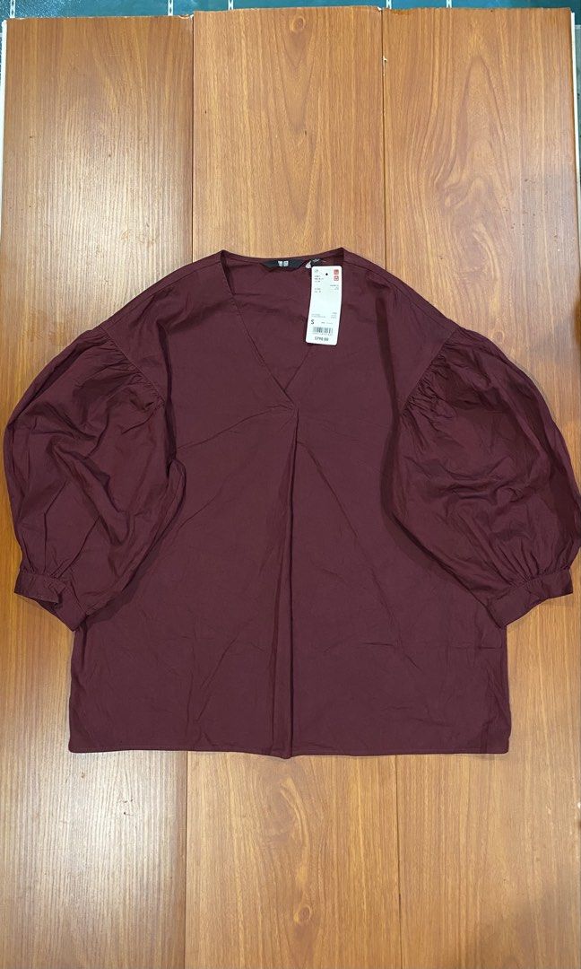Uniqlo V-Neck Volume Sleeve Blouse (Category: Blouses) located in Kapalong. Submitted by jmfinds_ph (Listing ID 1465456320, Image 2). Description: Uniqlo V-Neck Volume Sleeve Blouse As new condition with hang tag Size: small but fit to Medium/large Width:20 inches Length:24 inches No issue 10/10 colorate .