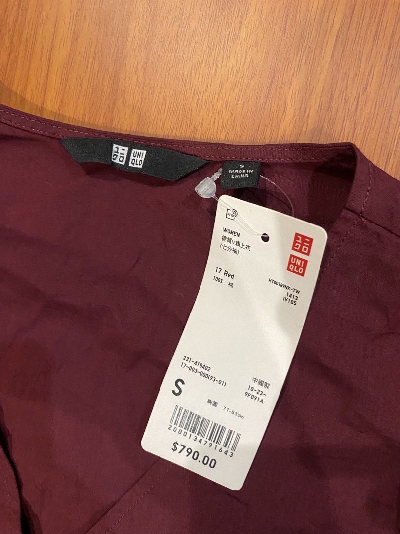 Uniqlo V-Neck Volume Sleeve Blouse (Category: Blouses) located in Kapalong. Submitted by jmfinds_ph (Listing ID 1465456320, Image 3). Description: Uniqlo V-Neck Volume Sleeve Blouse As new condition with hang tag Size: small but fit to Medium/large Width:20 inches Length:24 inches No issue 10/10 colorate .
