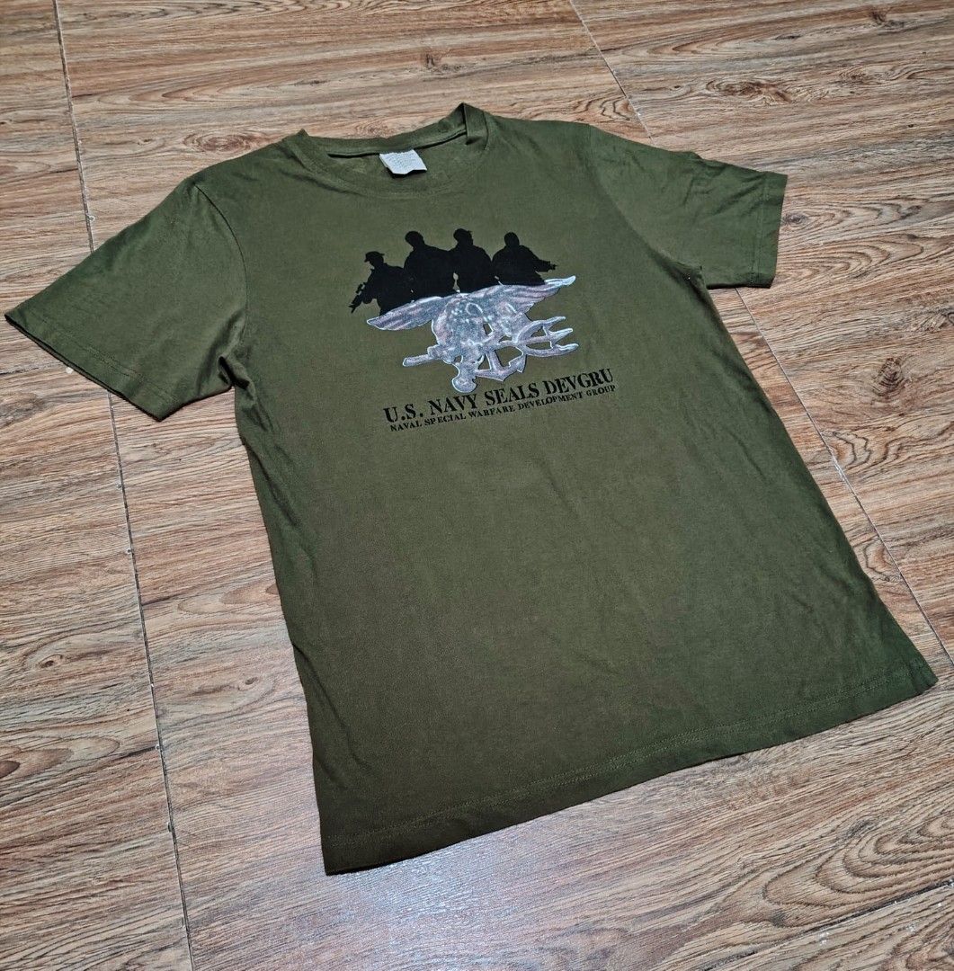 US ARMY - 1986 - US NAVY Devgru Tee (Category: Activewear) located in Manila. Submitted by espesyaloffer (Listing ID 1465463878, Image 2). Description: US ARMY - 1986 - US NAVY Devgru Tee Condition : 9.5/10 Size : L Dimensions ⬇️ Width : Length : Flaws : none P1,480 + sf.