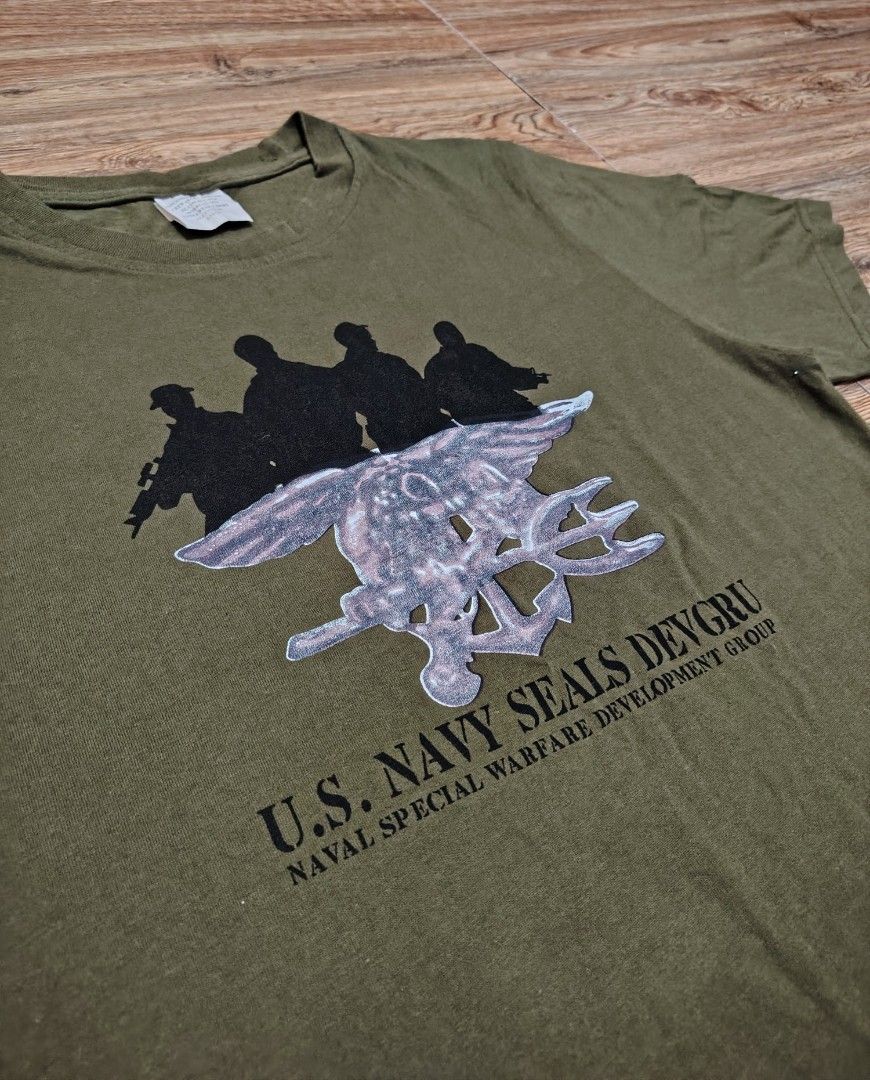 US ARMY - 1986 - US NAVY Devgru Tee (Category: Activewear) located in Manila. Submitted by espesyaloffer (Listing ID 1465463878, Image 3). Description: US ARMY - 1986 - US NAVY Devgru Tee Condition : 9.5/10 Size : L Dimensions ⬇️ Width : Length : Flaws : none P1,480 + sf.