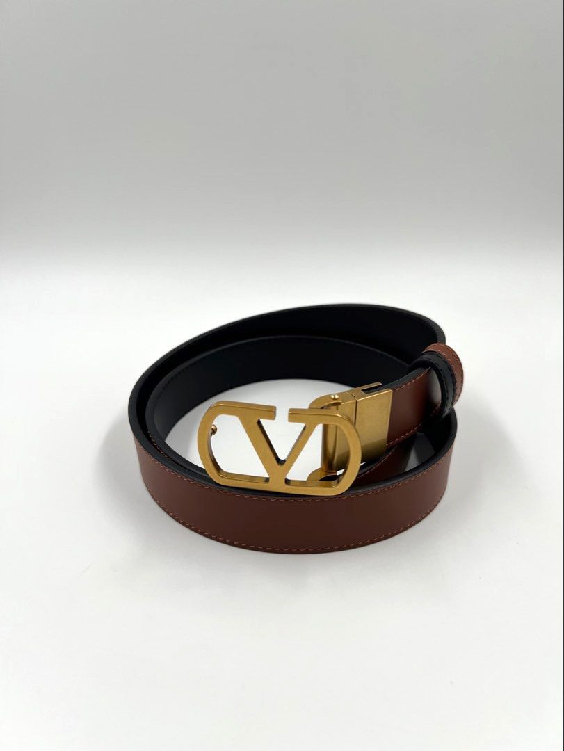 ⚜️Valentino reversible belt (Category: Luxury Accessories) located in Makati City. Submitted by 90sangel (Listing ID 1458226624, Image 1). Description: •Item: Valentino Reversible Belt 🖤🤎 •Size: 75-110cm available black/ tan (we source other colors) •Condition: Excellent! As New! .