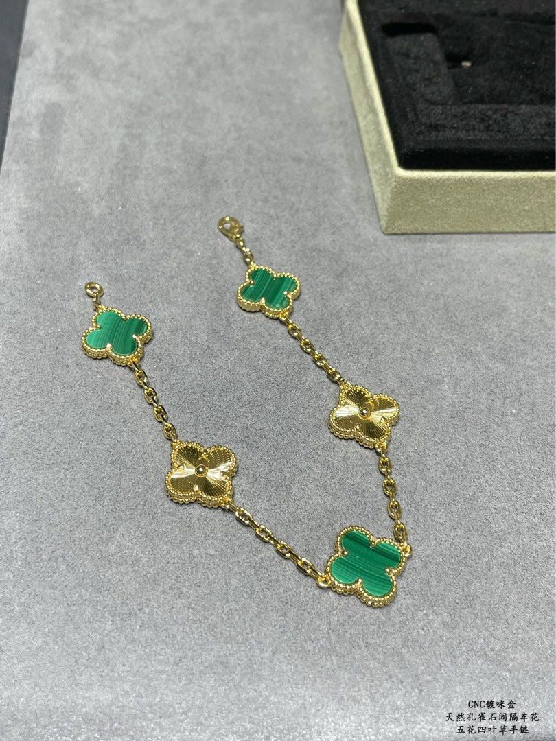 Van Cleef & Arpels 四葉草手鏈 孔雀石 （分類：手鍊）位於 Hong Kong。 由 nodody_dairy 提交（商品編號 1465423239，圖片 3）。簡介： Van Cleef & Arpels 梵克雅寶五花四葉草手鏈，孔雀石同車花金互相相間，綠金配色好吸睛。有首飾盒。手工精緻，帶上手好顯手白。平時出街或者返工戴都好靚，襯衫一流。有意可PM問詳情。。