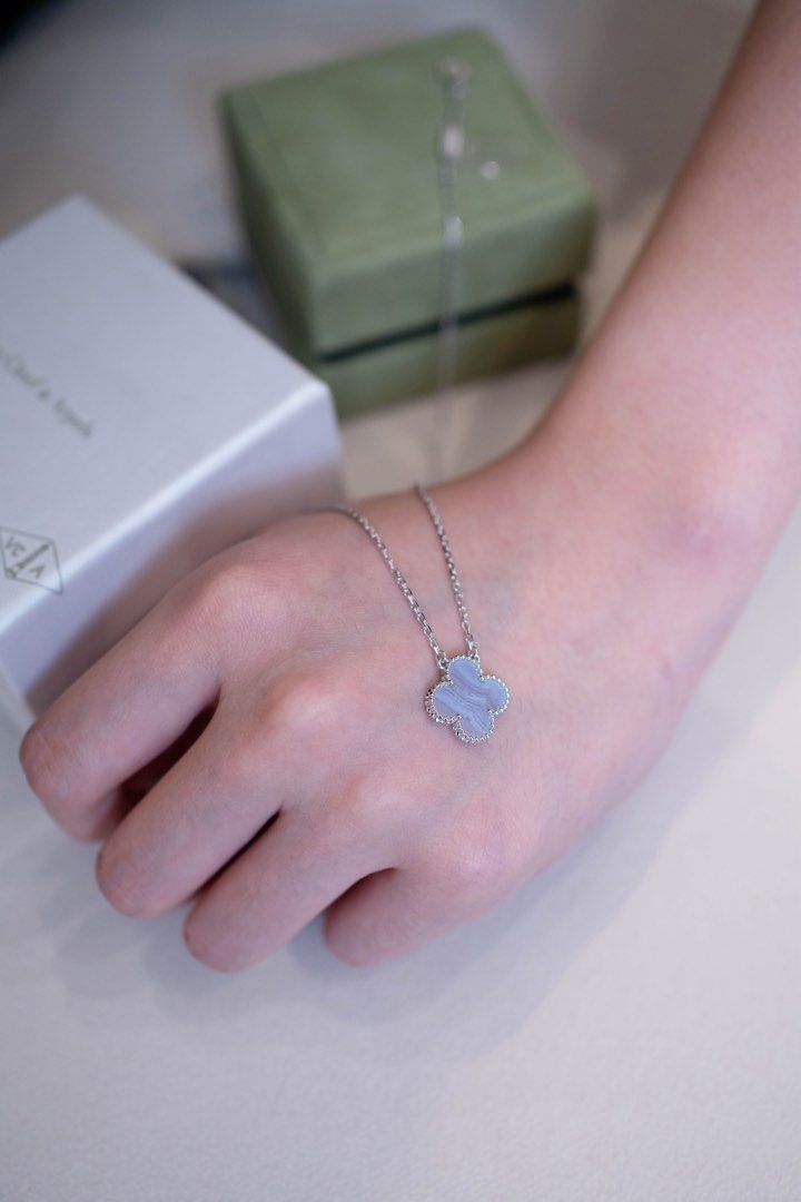 van cleef & arpels vca vintage alhambra necklace purple jade marrow吊墜 18K 白金紫玉髓頸鏈 ｜ VCARD34900｜全新正貨 （分類：飾物及配件）位於 Hong Kong。 由 societyinfame 提交（商品編號 1465471066，圖片 3）。簡介： ✨【Van Cleef & Arpels (VCA) - Vintage Alhambra 18K白金紫玉髓項鍊】 【商品狀況】全新正品 【型號編碼】VCARD34900 【商品尺寸】圖案尺寸約 15 mm / 鏈條長度約 42 cm (可調節為 38 cm) 【配件】2026保卡 — 💳 付款及交收方式： • 轉數快 / 信用卡 / PayMe / Alipay • 到港後可選觀塘 showroom 自取 / 順豐到付 📥 專櫃常年配額極難預訂 VCA 18K白金紫玉髓四葉草項鍊，歡迎 PM 查詢情況及獨家優惠價！ — Society in Fame