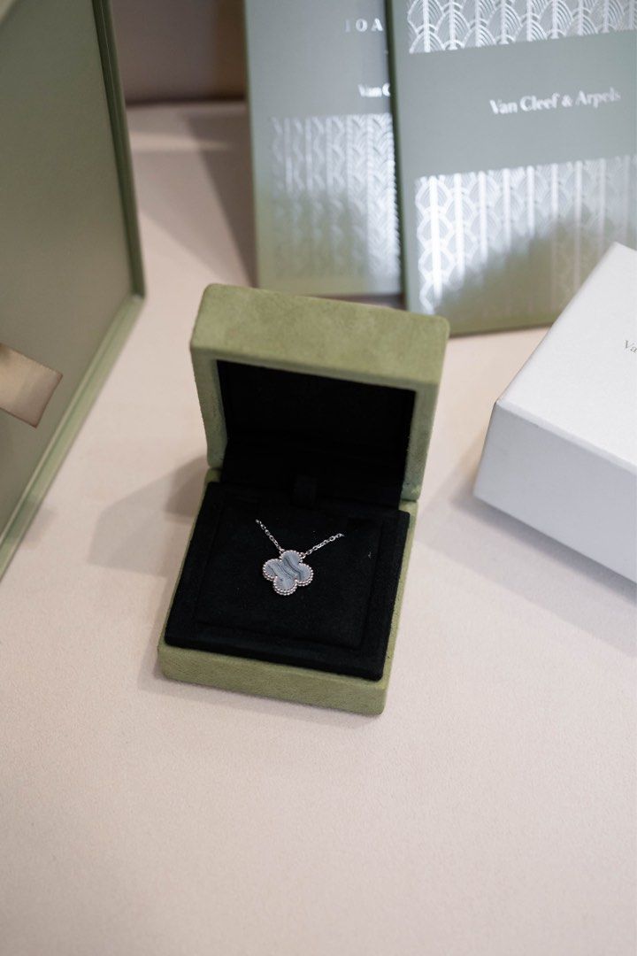 van cleef & arpels vca vintage alhambra necklace purple jade marrow吊墜 18K 白金紫玉髓頸鏈 ｜ VCARD34900｜全新正貨 （分類：飾物及配件）位於 Hong Kong。 由 societyinfame 提交（商品編號 1465471066，圖片 1）。簡介： ✨【Van Cleef & Arpels (VCA) - Vintage Alhambra 18K白金紫玉髓項鍊】 【商品狀況】全新正品 【型號編碼】VCARD34900 【商品尺寸】圖案尺寸約 15 mm / 鏈條長度約 42 cm (可調節為 38 cm) 【配件】2026保卡 — 💳 付款及交收方式： • 轉數快 / 信用卡 / PayMe / Alipay • 到港後可選觀塘 showroom 自取 / 順豐到付 📥 專櫃常年配額極難預訂 VCA 18K白金紫玉髓四葉草項鍊，歡迎 PM 查詢情況及獨家優惠價！ — Society in Fame